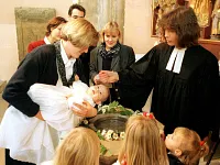Taufe — Bild aus lizenzfreier Bilderdatenbank.
Zur Verfügung gestellt von www.kirchenweb.ch -
Internet- und Kommunikationsplattform für Kirchen, Kirchgemeinden, Pfarreien und kirchliche Organisationen.