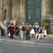 Reisegruppe vor dem Oratoire – Gegenüber dem Louvre befindet sich das Oratoire du Louvre, ein (liberaler) reformierter Predigtort. (Andreas Bänziger)