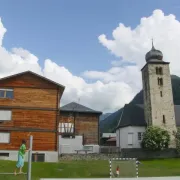 Dorfkirche und Neues Schulhaus (Samuel Ammann)