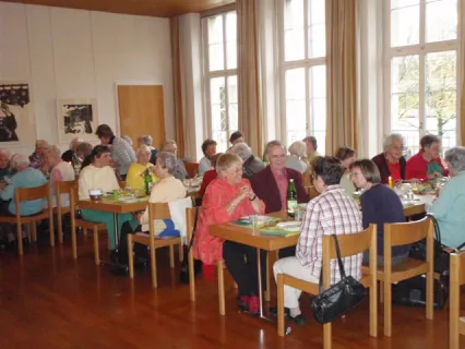 Mittagessen Alleinstehende (Foto: Simone Fuchs): In Gemeinschaft essen zu k&ouml;nnen n&auml;hrt K&ouml;rper, Seele und Geist