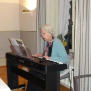 Klavierspielerin Alterszentrum Park (Hansruedi Vetsch)
