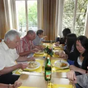 Projekttag 2011 - Austausch beim Mittagessen (Hansruedi Vetsch)
