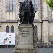 Statue von Sebastian Bach in Leibzig vor der Nikolaikirche (Wolfgang Ackerknecht)