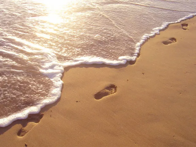 Spuren im Sand (Foto: Hansruedi Vetsch): Ich tr&auml;umte eines Nachts, ich ging am Meer entlang