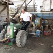 Rumänienreise – Bauer auf Traktor (Andreas Bänziger)